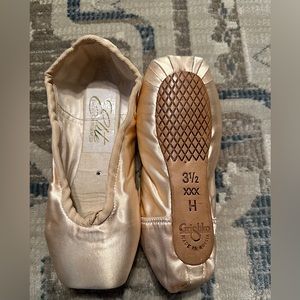 Elite pointe shoes by Grishko